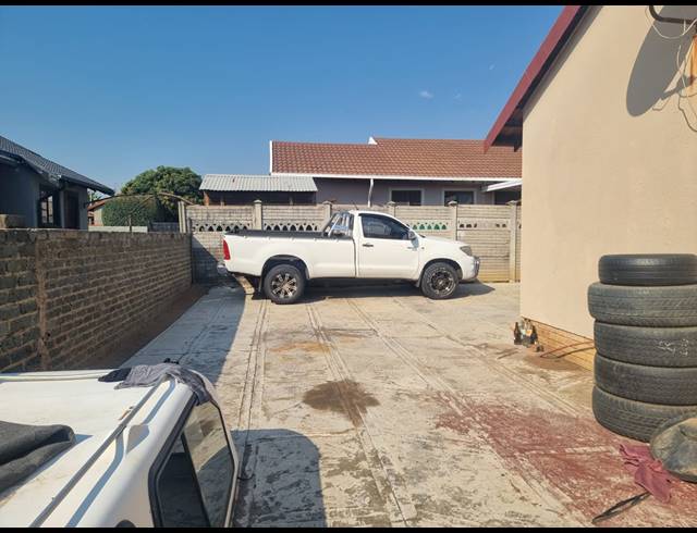 3 BEDROOM HOUSE FOR SALE IN TLHABANE WEST
